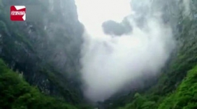 张家界现“天门吐雾”奇观：云雾吐纳翻涌 宛如仙境