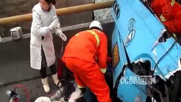 [拍客]高速连环车祸卧铺大客撞碎 现场惨烈