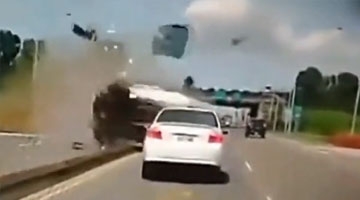 惊现瞬间！轿车飞速转弯空中 连续6个360度侧翻后迎面“