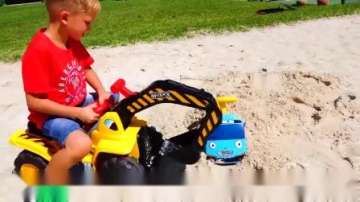 萌娃小可爱驾驶着挖掘机去救援陷进沙坑里的小汽车，小家伙真是个乐于助人的好孩子！