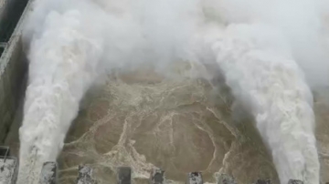 纪录再刷新！实拍湖北三峡大坝8孔泄洪，洪水瀑布飞湍直下