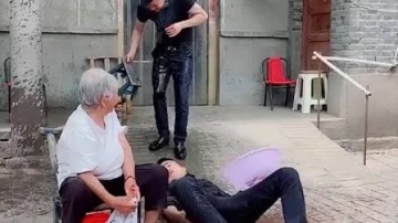 哥哥本想恶搞弟弟，不料遭到报应，表情很无奈啊！