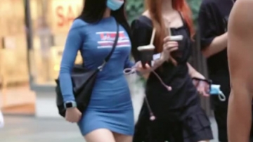 街拍美女，摄影师怎么搞的？忘记开大长腿特效了！