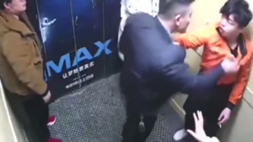 监控实拍：两名男子在电梯内打架，这橙色衣服的哥们绝对练过！