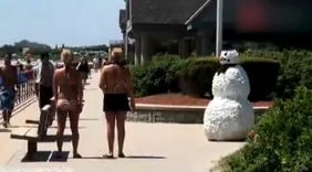 恶搞！沙滩雪人的恶作剧