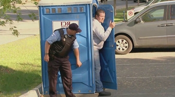 大叔假扮狼狗吓唬路人，最后躲在厕所不敢出来