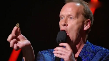 牛人表演吞硬币，连评委都站起来为之鼓掌！网友：这绝活太牛了！