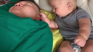 萌娃：本来想让儿子叫爸爸起床，他却睡着了.mp4