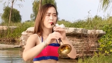 美女唢呐演奏《长相依》，曲调惊艳，高手在民间！