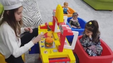 萌娃小可爱和玩具宝宝们一起坐小火车去买好吃的，小家伙们真是萌萌哒！