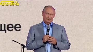 普京在世界青年节讲话，终于听到他说英语了