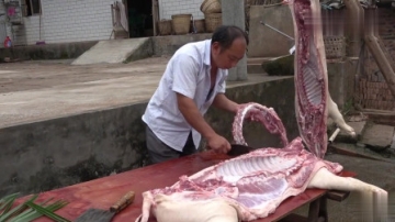 实拍农村杀猪分肉，没喂过饲料的粮食猪就是不一样，肉质属实漂亮！