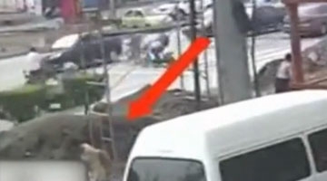 监控3名工人搬脚手架碰到高压线 不幸触电身亡