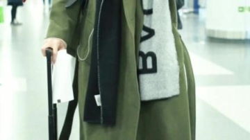 【肖战机场】肖战穿得那么好看，却自己拖了一个大大的箱子