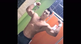 肌肉型男杨浩石健身房训练自拍 壮硕性感的身体居然还吐舌卖萌