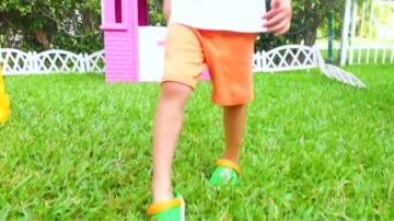 萌娃小可爱们的玩具车可真酷呀！两个小家伙真是太逗了！—萌娃：这推土机好厉害！