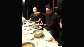 牛人饭局秀绝活，餐巾纸凭空漂浮，朋友都看傻眼了