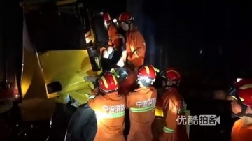 [拍客]集装箱车发生追尾致一对夫妻死亡