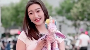 最近三里屯街拍比较上镜的美女小宇萱