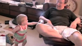 爷爷陪小萌娃飚火星语，你一句我一句聊得不亦乐乎，爷孙太可爱啦