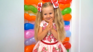 萌娃小可爱：哥哥真是太小气啦！宝宝得好好捉弄他一番，谁让他对我那么不友好呢！