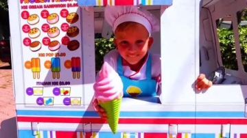 萌娃小可爱的冰激凌点开业啦，小家伙给萌娃小警察做的冰激凌可真是好吃呢！