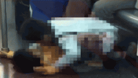 实拍地铁内小男孩按到小女孩亲嘴 往嘴里吐口水