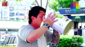 假装呛了喝油漆解决，路人当时是蒙圈的！