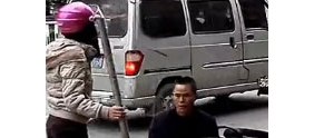 【拍客】彪悍柳州女子被超车 打得男子当街下跪
