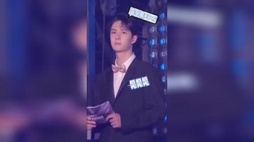 近距离发现王一博王一博没带手机，忍不住带着188倍镜看到了