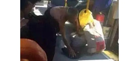 【拍客】老人行李漏水遭驱赶 跪地用衣服擦公交