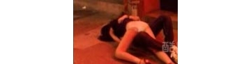 【拍客】东莞醉酒男女当街嘿咻走红网络