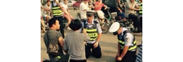 【拍客】儿子酒驾母亲下跪求情 警察下跪执法回跪女子