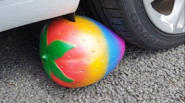 减压实验：汽车vs巨型草莓 外国牛人喜欢听车轮碾压的声音解压