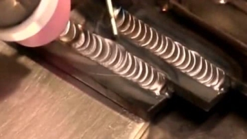 一天600的电焊牛人，现场展示鱼鳞焊技术绝活，看完彻底佩服！