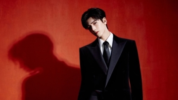 张凌赫帅我一脸，40秒走秀出场秒掉一切