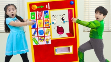 太棒了，萌娃小萝莉怎么有个售卖机？可是绿巨人为何破坏它？儿童亲子益智趣味游戏玩具故事