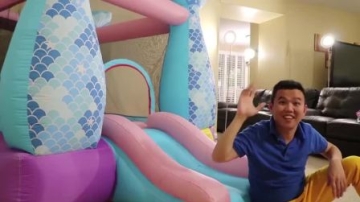 萌娃小可爱来玩充气滑梯，里面有好多彩色球，萌娃：好有趣啊