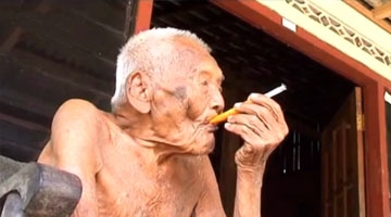 印尼145岁老人成世界最长寿人 称期待死亡来临