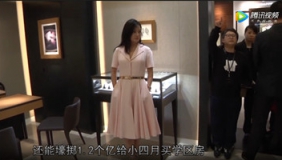 Baby吹个头发也要晒下自拍 赵薇花1.2亿为女儿买天价学区房