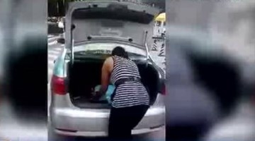 老外坐出租遗落百万珠宝