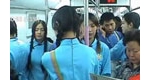 【街拍客】武汉地铁惊现美女卖报