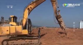牛人发明的这台挖掘机，速度快过10台推土机，厉害了！