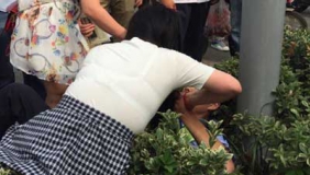 【拍客】南京奔驰女逆行遭罚款 当街推倒交警撕裤子