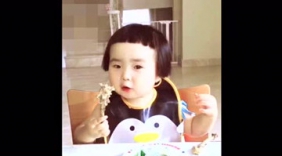 可爱的小蛮一边吃鸡骨棒一边卖萌，摆动的姿势好可爱