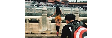 【拍客】女模故宫踩点拍不雅照 故宫谴责称事先不知情