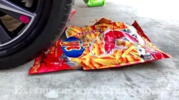 牛人把烟花放在车轮下面，真是太减压了，勿模仿！