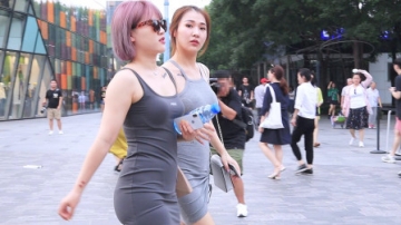 街拍：周末来三里屯的美女不仅穿搭时髦，还拥有模特般的傲人身材