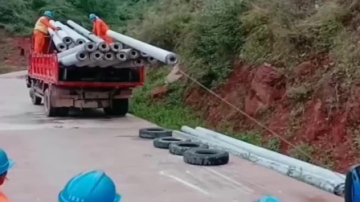 高手在民间：工人师傅办法就是多，大山里架电杆没有吊机实在有点困难！