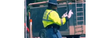 【拍客】美警察当街跳舞指挥交通 交警有特别的指挥技巧